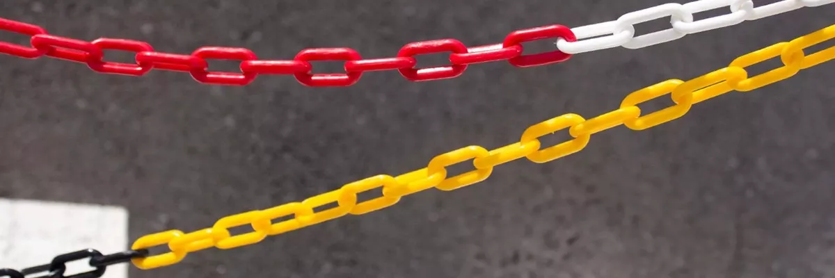 BENDY_PARKING_BOLLARDS_PLASTIC_CHAIN_IMAGE